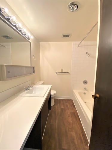 Sou'wester Apartments 301 - 2 Bedroom Bathroom Seattle